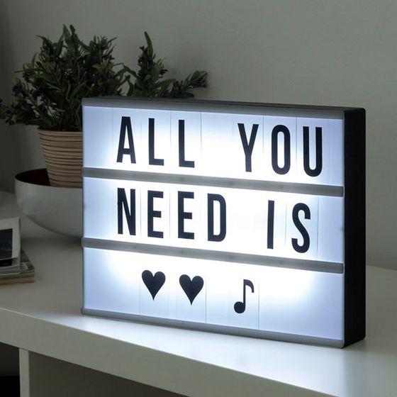 Beleuchtete LED-Anzeigetafel mit 100 Buchstaben und Zeichen