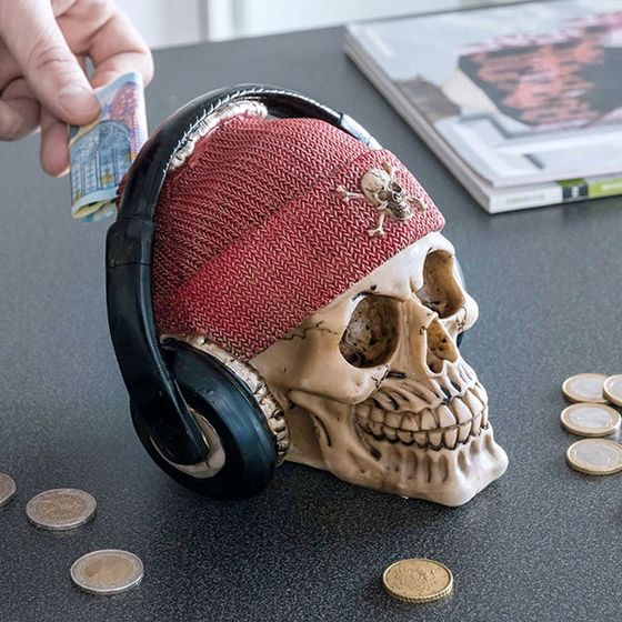 Sparbüchse Totenschädel mit Piratenhut und Kopfhörer