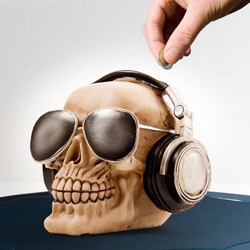 Sparbüchse Totenschädel mit Kopfhörer und Sonnenbrille