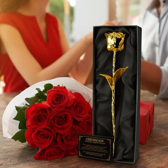 Vergoldete Rose in einer Geschenkbox