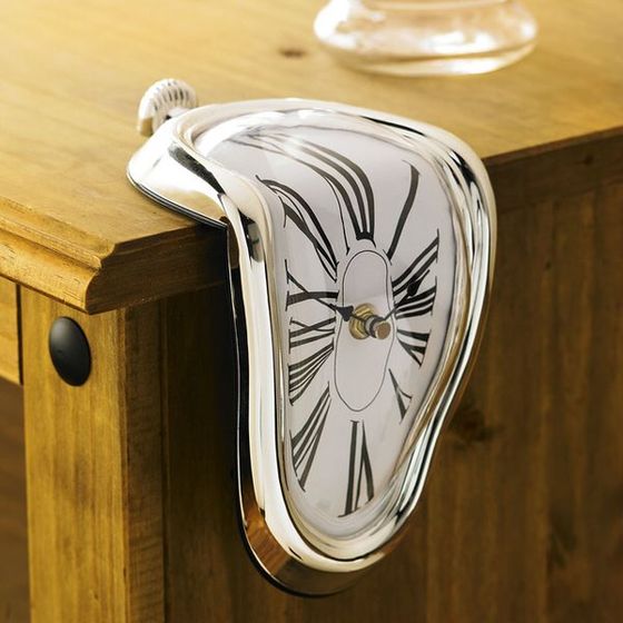 Schmelzende Uhr im Salvador-Dalí-Stil