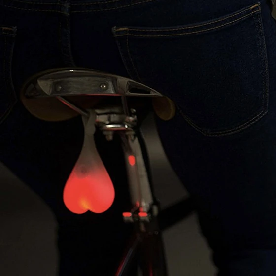 Fahrradrücklicht in Hodenform